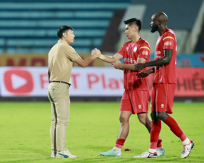 HLV Thạch Bảo Khanh mong muốn đội sẽ có một bộ mặt khác khi V.League quay lại. Ảnh: Đức Cường
