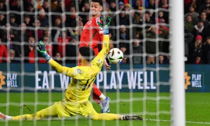 Thủ môn Altay Bayindir bắt chính 3 trận vừa qua cho MU tại Premier League