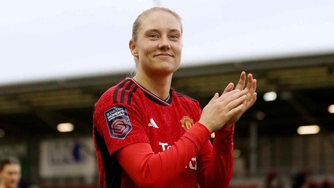 Lisa Naalsund ra sân với đôi giày được mẹ mua