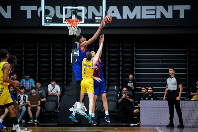 Dabone ra mắt đội một Barca khi mới 13 tuổi