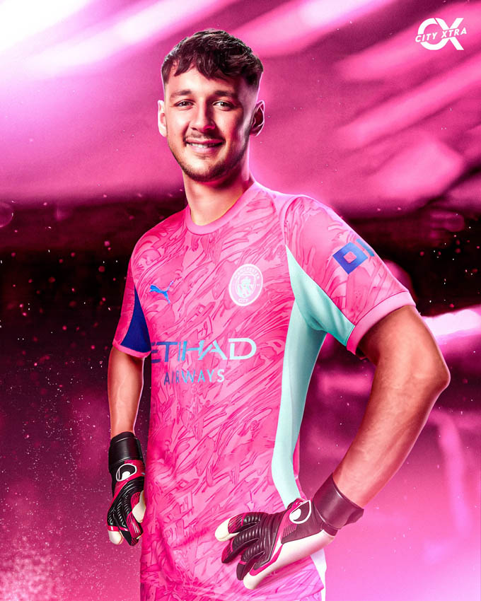 James Trafford chiếm suất trong siêu đội hình.