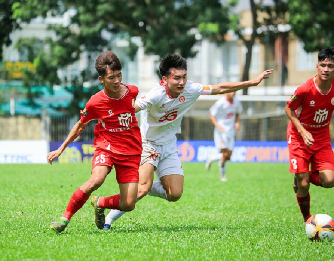 PVF-CAND (áo đỏ) vượt qua Thể Công với tỷ số sít sao 1-0. Ảnh: Trung Đặng