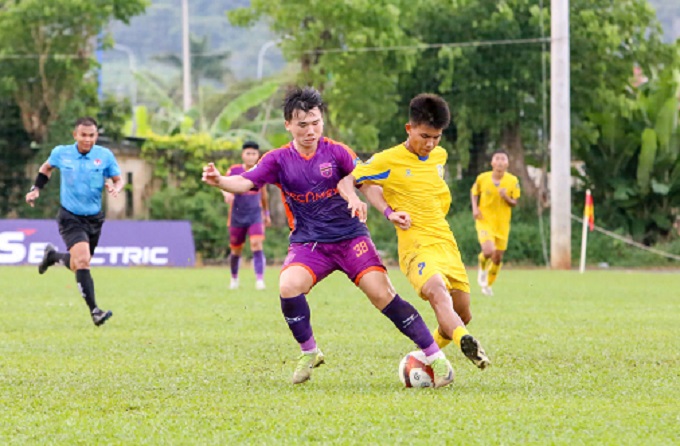 SLNA (áo vàng) thắng đậm Becamex TP.HCM. Ảnh:  Trung Đặng 