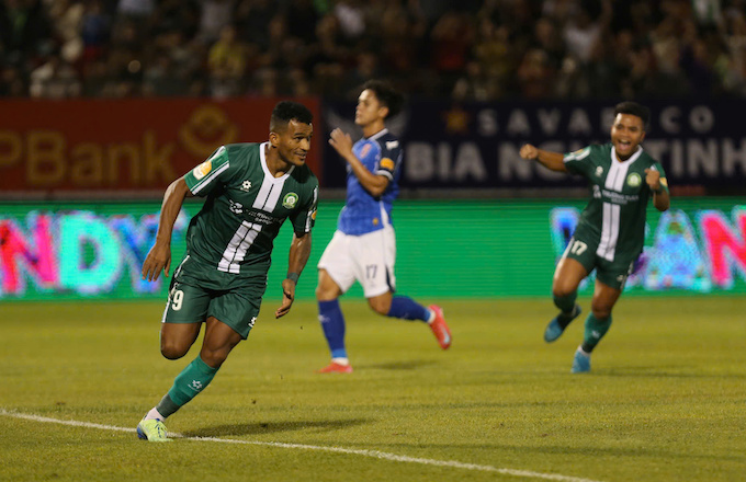 Niềm vui của Sandro khi có bàn mở tỷ số chgo Đồng Nai. ảnh: Anh Khoa 