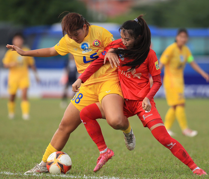 Pha tranh bóng quyết liệt giữa cầu thủ TPHCM II (áo vàng) và PP Hà Nam. Ảnh: Phan Tùng