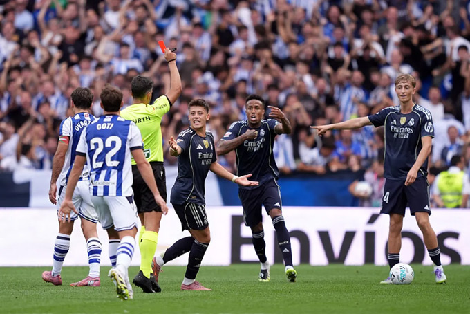 Real Madrid phải chơi thiếu người từ sớm trước Sociedad