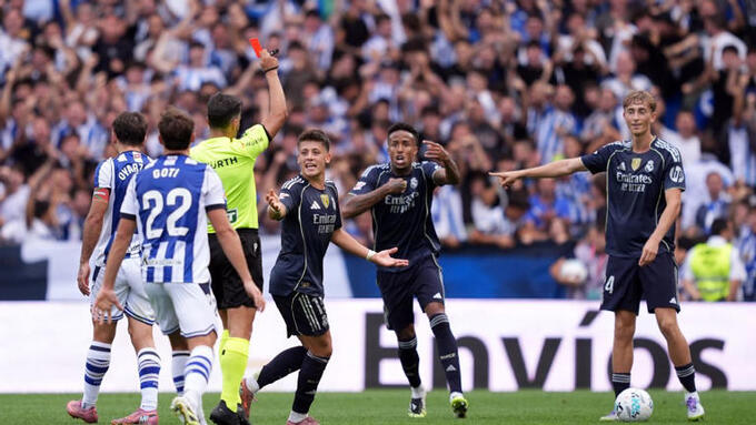 Chiếc thẻ đỏ gây tranh cãi của Huijsen