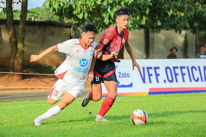 Nam Định (áo trắng) ngược dòng trước CAHN. Ảnh:  Trung Đặng 