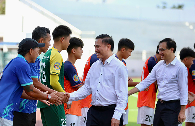 Phó chủ tịch VFF Trần Anh Tú, Giám đốc Cty TM THNN Thái Sơn Nam Nguyễn Hồng Hải bắt tay động viên các đội
