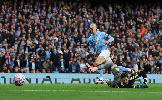Bên cạnh việc ghi bàn, Haaland còn hỗ trợ phòng ngự cực tốt khi giúp Man City hóa giải hàng loạt quả treo bóng của MU