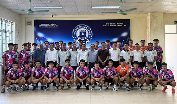 HLV Quốc Vượng cùng ê-kip BHL và 15 cầu thủ Hòa Bình cũ sẽ gia nhập Phú Thọ ở giải hạng Nhất QG 2025/26 