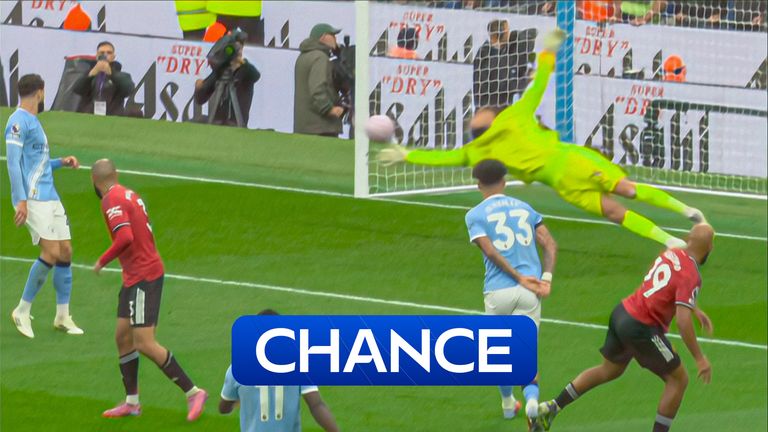 Donnarumma có pha cứu thua xuất thần trước cú dứt điểm của Bryan Mbeumo