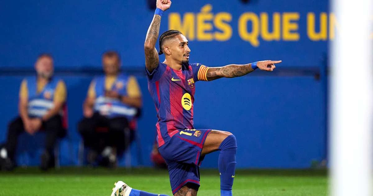 Raphinha ghi bàn đầu tiên sau 8 phút, và 13 phút sau, anh hoàn thành cú đúp 