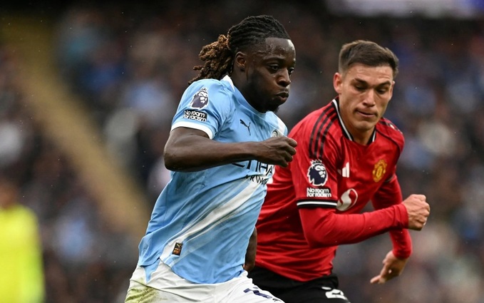 MU (áo đỏ) phạm quá nhiều sai lầm cá nhân