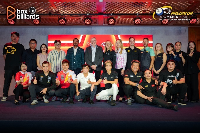 BTC chụp hình lưu niệm 