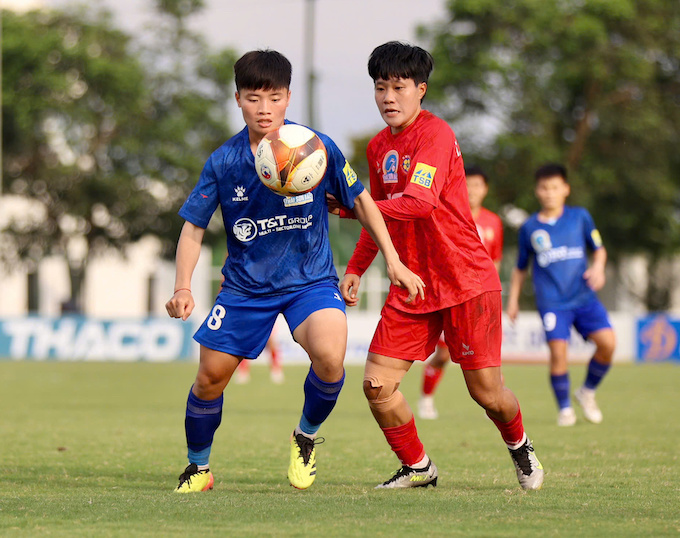 Thái Nguyên T&T (áo xanh) đang gặp khó trong cuộc đua vô địch. Ảnh: Phan Hồng 