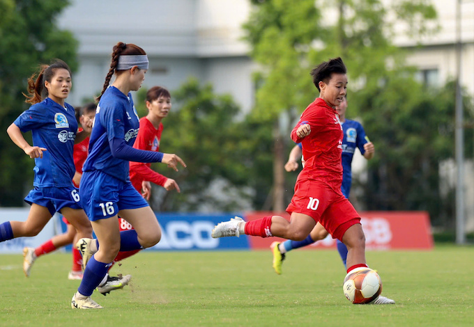 TP.HCM I (áo đỏ) vẫn đang vượt trội so với các đối thủ. Ảnh: Phan Tùng