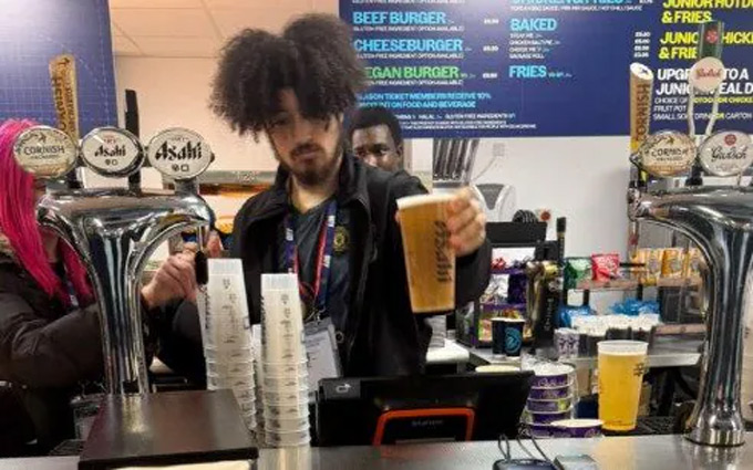 Nhân viên pha chế của Man City bị sa thải vì mặc áo đấu MU