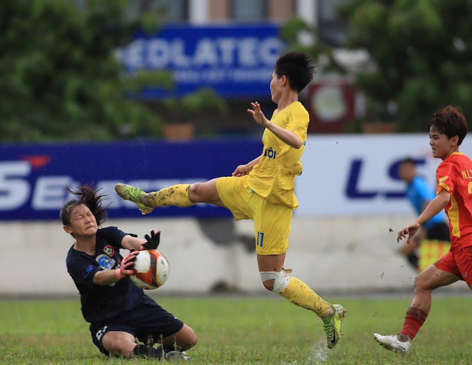 Thủ môn Kiều My (TP.HCM II) đã không ít lần cứu nguy cho khung thành đội nhà - Ảnh: Phan Tùng