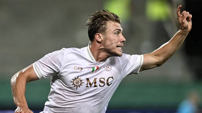 Hojlund ăn mừng bàn thắng vào đầu tiên cho Napoli