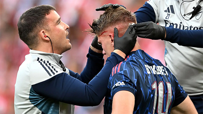 Gyokeres rách rất sâu ở đầu sau pha va chạm với Gabriel