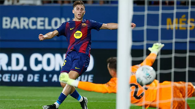 Lopez đánh bại thủ môn Valencia từ góc hẹp