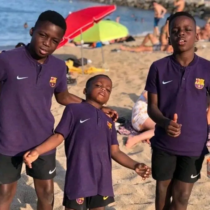 Destiny là em út trong gia đình có 3 người con đều đã hoặc đang khoác áo các đội trẻ của Barca, và cậu là người có tiềm năng lớn nhất