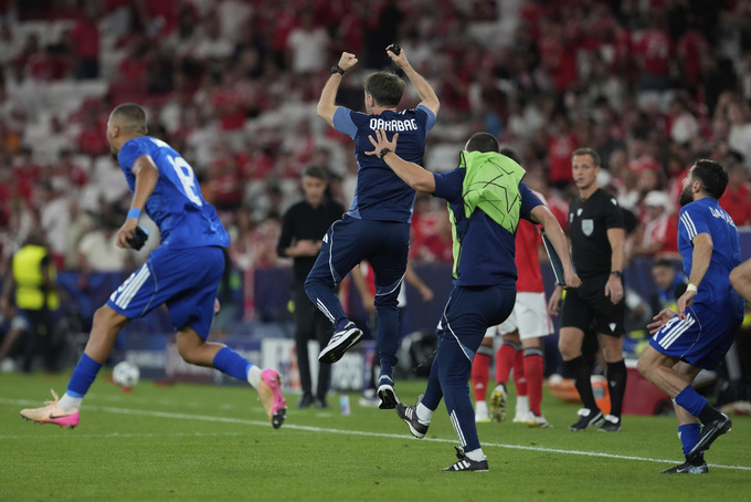 Sự phấn khích tột độ của các cầu thủ Qarabag sau khi ngược dòng thắng Benfica 3-2