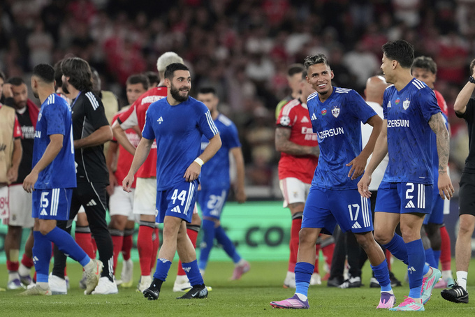 Niềm vui của các cầu thủ Qarabag sau khi trọng T thổi còi kết thúc trận đấu