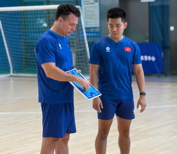 HLV Diego Giustozzi đang phân tích một tình huống cho các cầu thủ ở buổi tập tại Trung Quốc. Ảnh: CTV