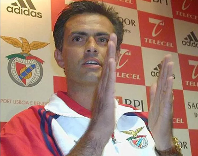 Mourinho từng có thời gian ngắn dẫn dắt Benfica khi còn trẻ