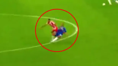 Fan Chelsea phẫn nộ khi sao Bayern thoát thẻ đỏ sau pha bóng thô bạo với Joao Pedro  Fan Chelsea phẫn nộ khi sao Bayern thoát thẻ đỏ sau pha bóng thô bạo với Joao Pedro