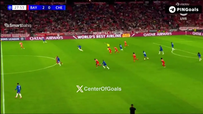 Tah và Pedro theo sát nhau trong pha phản công của Chelsea