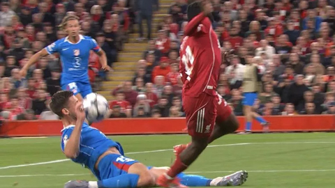 VAR hủy bỏ quả phạt đền 'lố bịch' của Liverpool  VAR hủy bỏ quả phạt đền 'lố bịch' của Liverpool