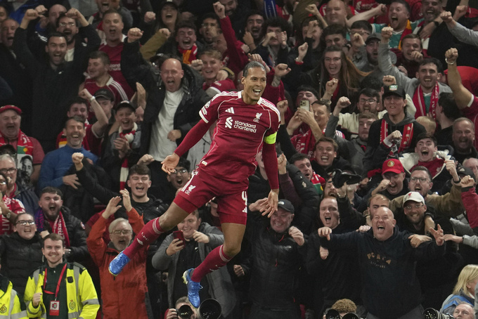 Trung vệ Virgil van Dijk ăn mừng sau khi ghi bàn ấn định chiến thắng 3-2 cho Liverpool vào lưới của Atletico
