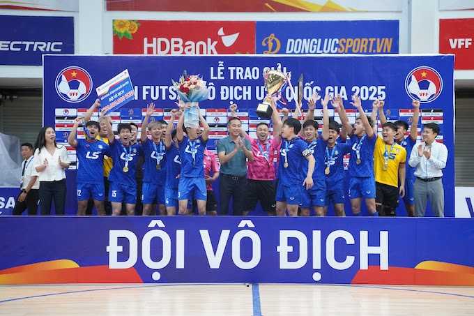 Phó chủ tịch VFF Nguyễn Xuân Vũ trao cúp vô địch cho đội U20 Thái Sơn Bắc. Ảnh: CTV 