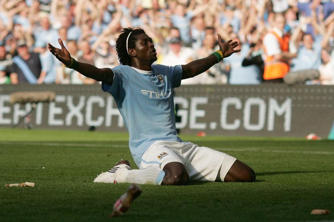 Vẻ mặt đầy thỏa mãn của Adebayor khi ăn mừng trước đông đảo fan Arsenal