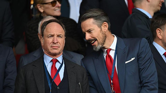 Tim Lewis (trái) đã gắn bó với Arsenal từ rất lâu