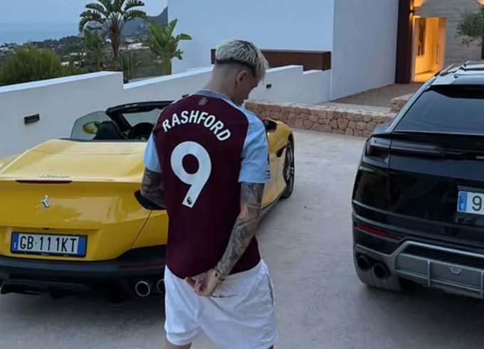 Tấm ảnh rất "gợi đòn" của Garnacho hè vừa qua