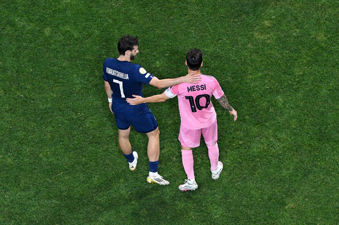Kvaratskhelia từng được Messi chủ động bắt tay ở lễ trao giải Quả Bóng Vàng
