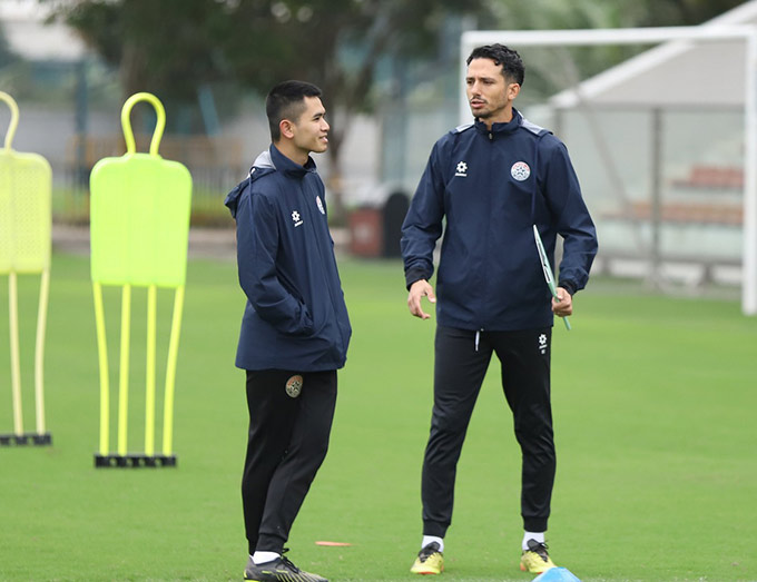 HLV Mauro vẫn đang đợi ngày tái xuất sân cỏ Việt Nam sau khi chia tay PVF-CAND ở mùa giải năm ngoái 