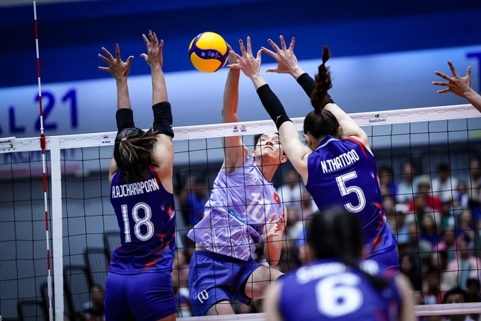 Bích Tuyền (số 10) chịu nhiều sức ép về việc kiểm tra giới tính