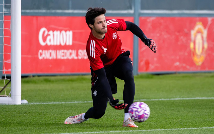 Lammens đang chờ ngày ra mắt MU