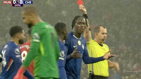 Robert Sanchez phạm lỗi thô thiển, MU chơi hơn người từ phút thứ 5  Robert Sanchez phạm lỗi thô thiển, MU chơi hơn người từ phút thứ 5