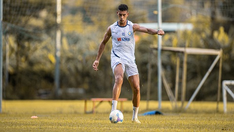 HLV Lê Đức Tuấn: "Đội tuyển Việt Nam rất cần mẫu trung vệ như Gustavo"  HLV Lê Đức Tuấn: "Đội tuyển Việt Nam rất cần mẫu trung vệ như Gustavo"