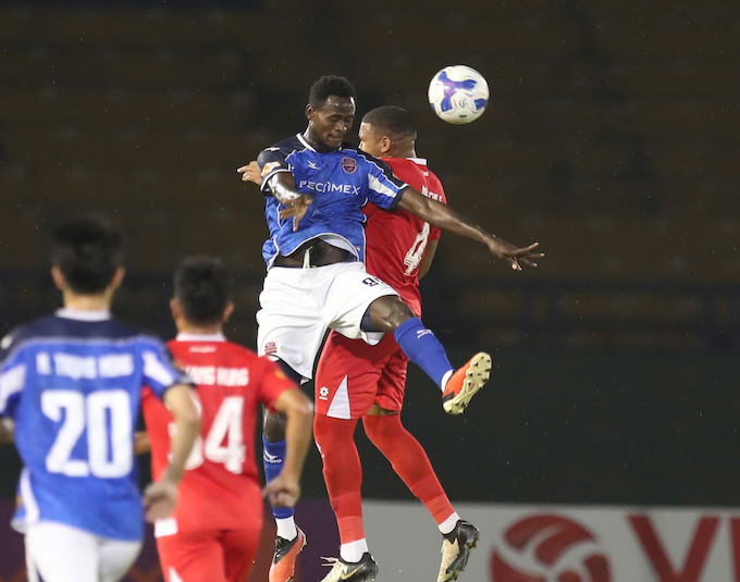 Hai tiền đạo ngoại của Becamex TP.HCM đã kịp có mặt, nhưng chẳng thể hiện gì nhiều. Ảnh: Anh Khoa