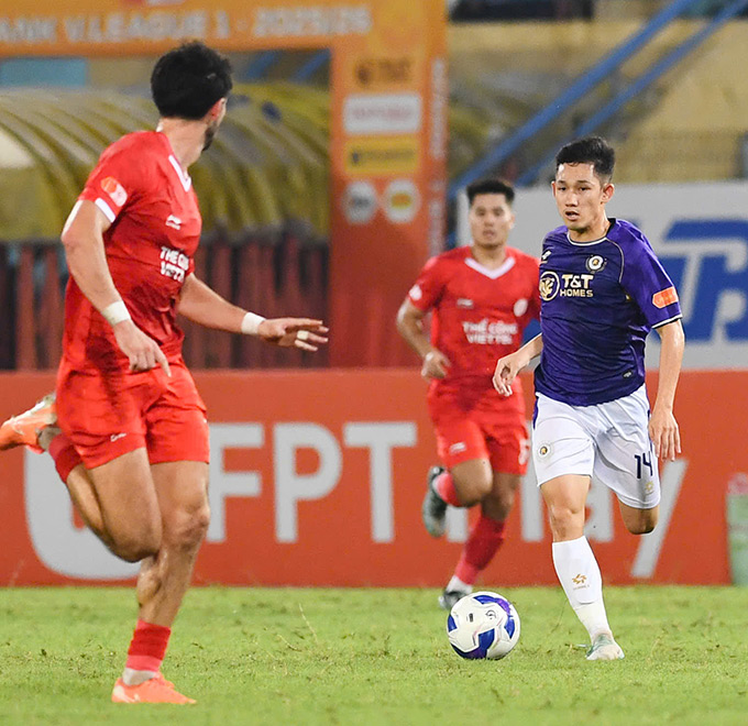 Hai Long được HLV Popov khen ngợi - Ảnh: Minh Tuấn