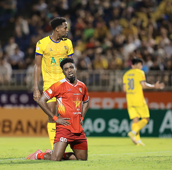 Hồng Lĩnh Hà Tĩnh liên tục chịu cú sốc trong 15 phút đầu - Ảnh: Đức Cường