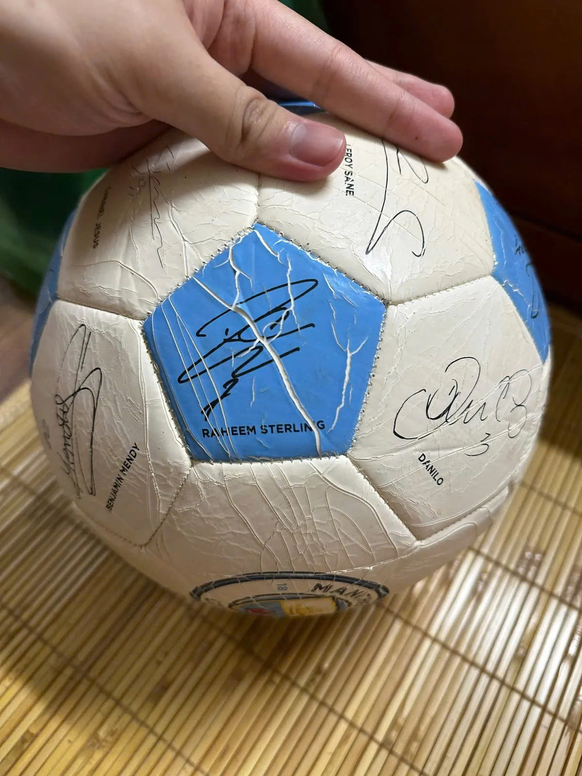 Quả bóng có chữ ký của huấn luyện viên Pep Guardiola cùng nhiều danh thủ của đội Manchester City