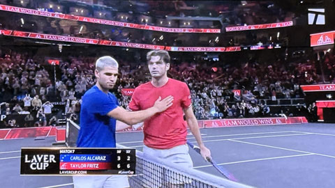 Carlos Alcaraz bất ngờ gục ngã trước Taylor Fritz, tuyển Châu Âu lâm nguy tại Laver Cup 2025  Carlos Alcaraz bất ngờ gục ngã trước Taylor Fritz, tuyển Châu Âu lâm nguy tại Laver Cup 2025